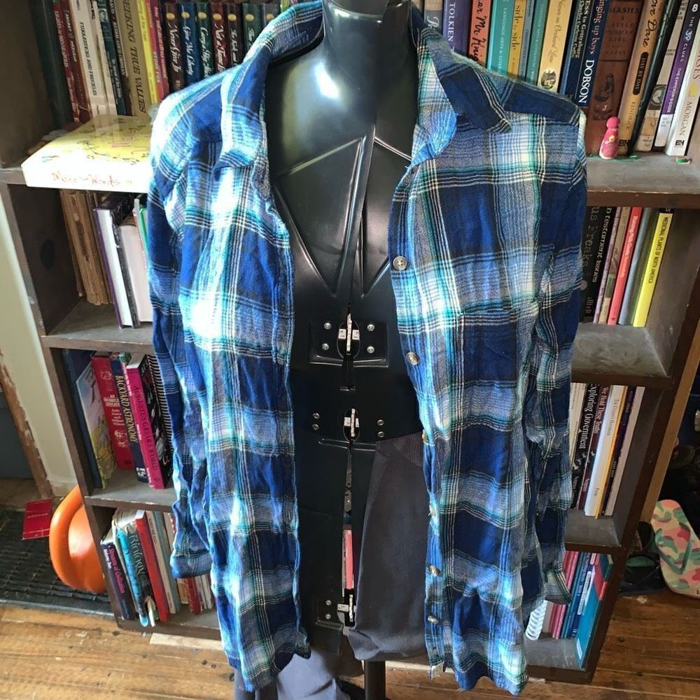 American Eagle blue tartan plaid flannel M boyfriend fit button down shirt